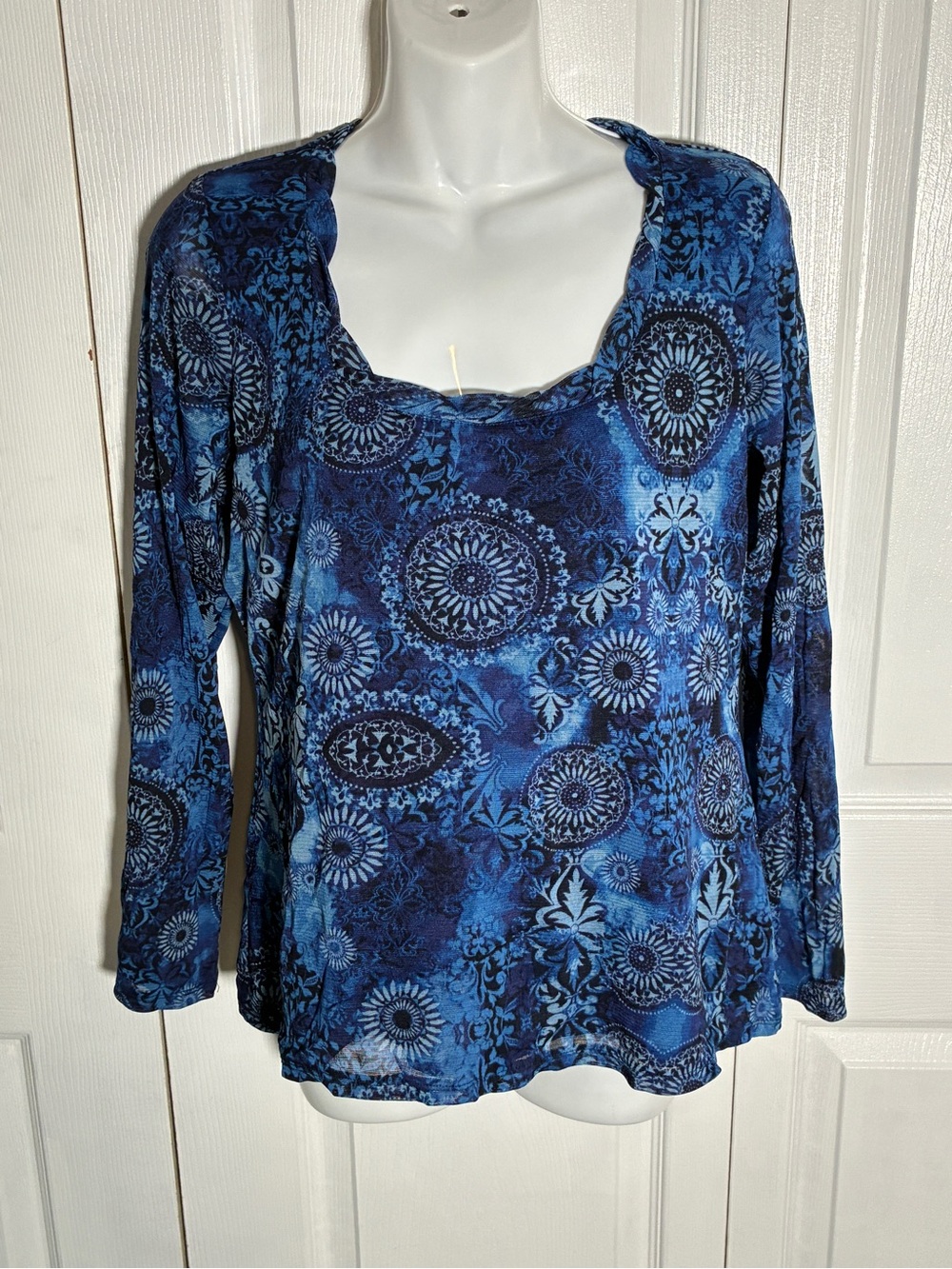 Axcess by Liz Claiborne Blue Medallion Mesh Top, L